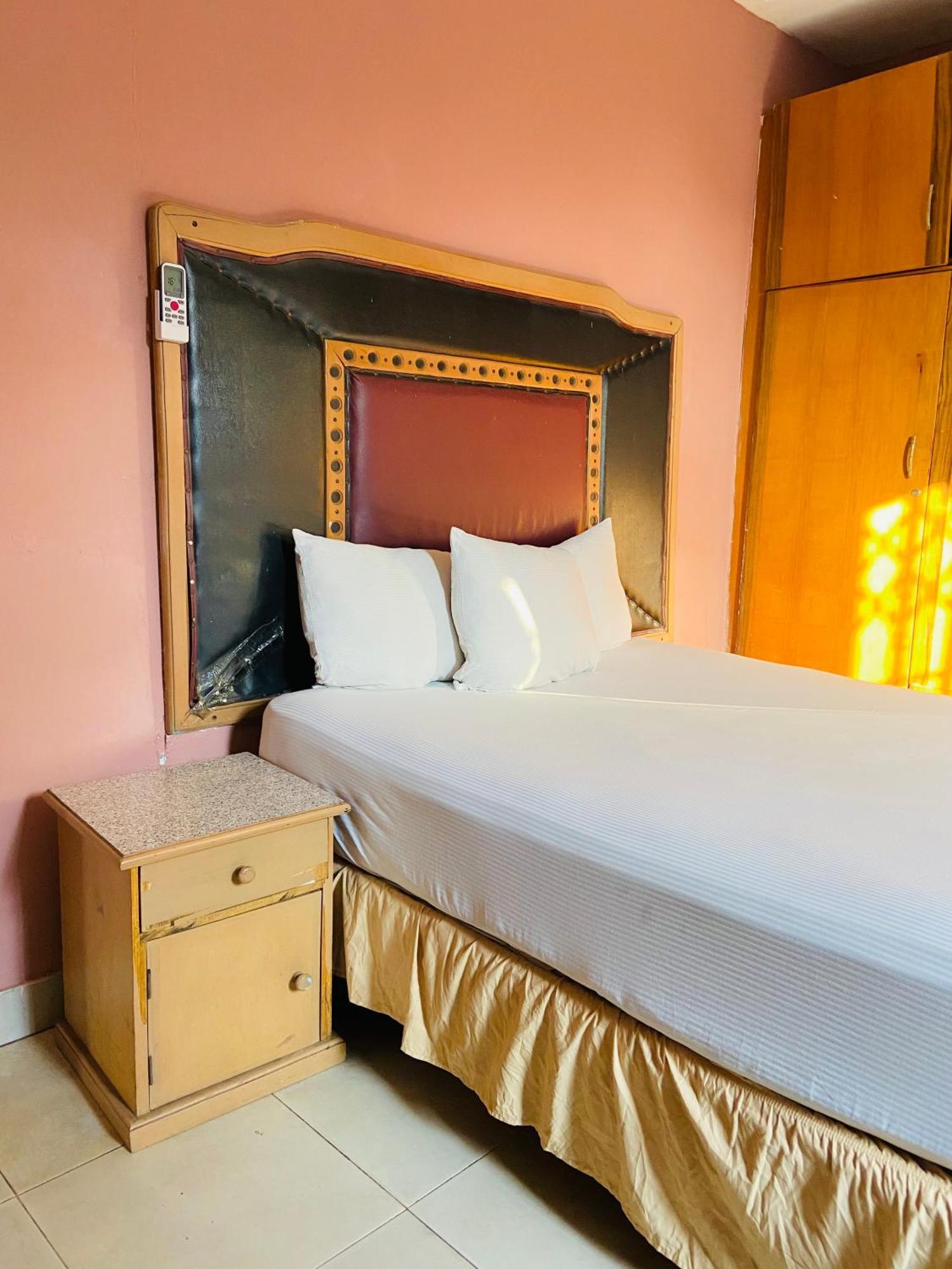 Heaven Gate Hotel Άκρα Εξωτερικό φωτογραφία